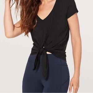 Lululemon Knot a Problem V-Neck Tee in Black size 4